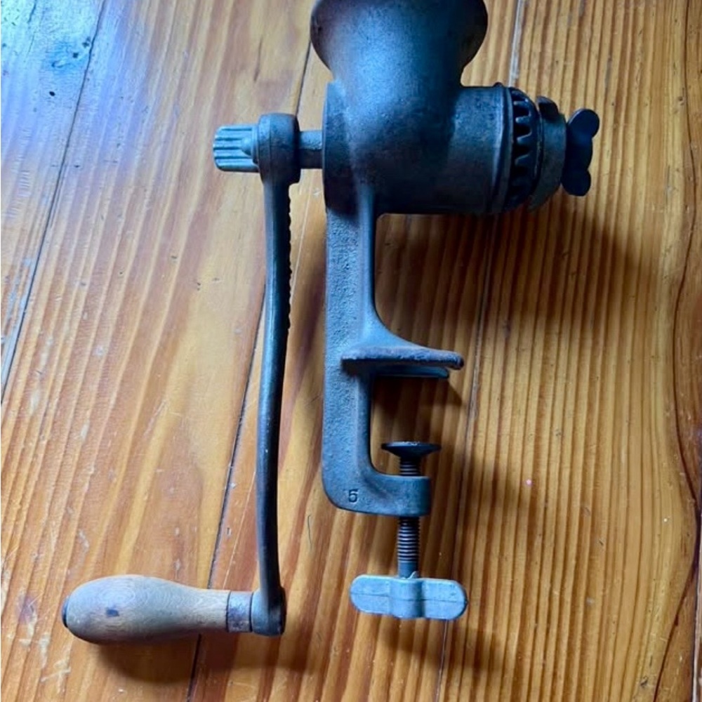 Universal Vintage Cast Iron #2 Grinder - Picture 4 of 4